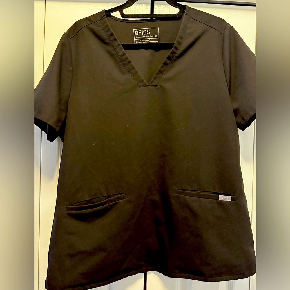 Figs Women’s Casma three-pocket scrub top - M/L - Black